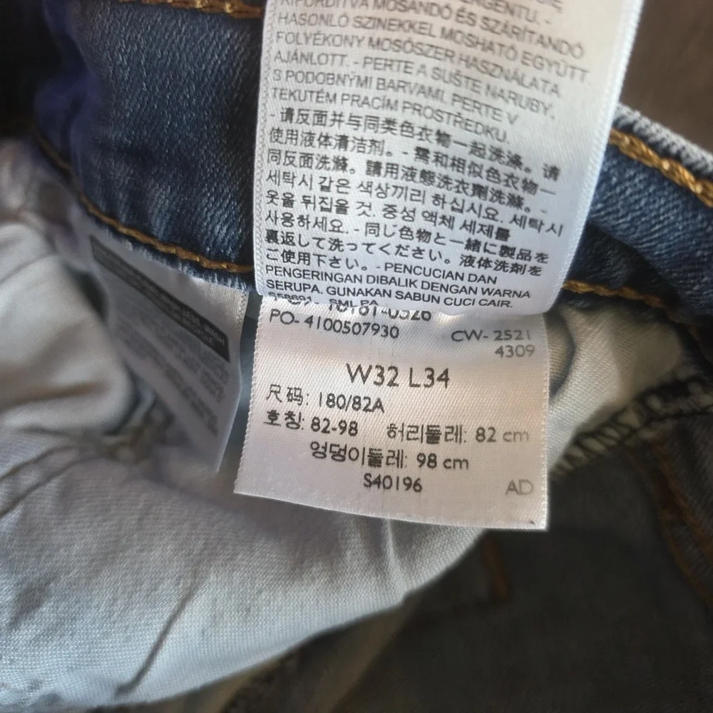 Levi's Jeans Men's Size 32/34 Medium Wash Blue Denim Straight Leg 541 Stretch